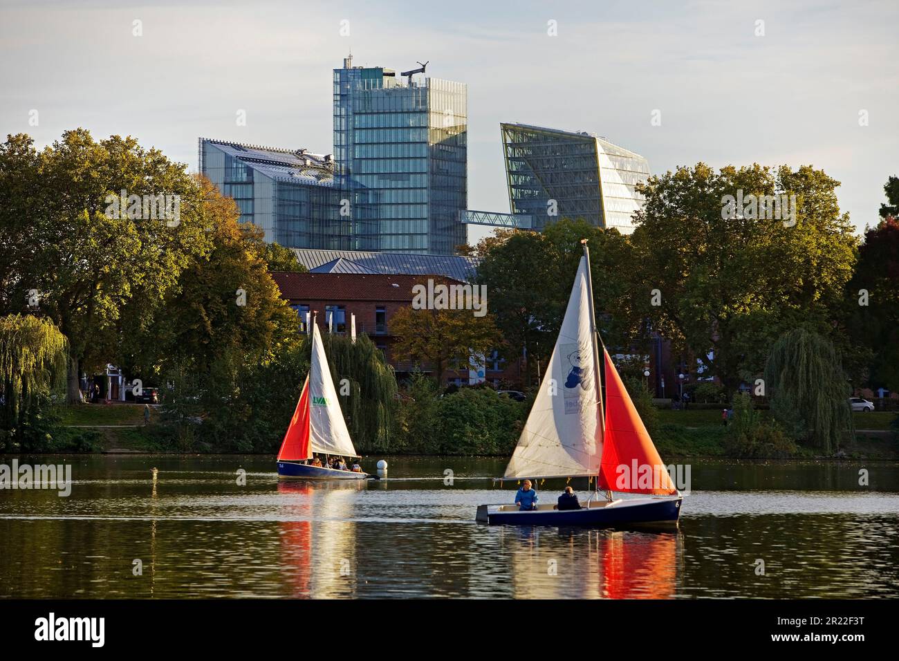Barche a vela sul lago Aasee con sede centrale di assicurazione LVM in background, Germania, Nord Reno-Westfalia, Munster Foto Stock