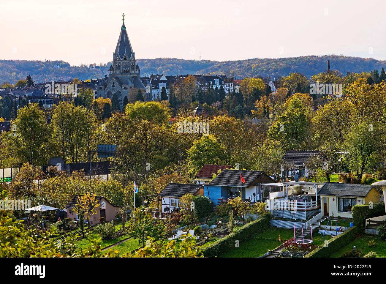 Giardino Nordstadt, autostrada A46 e la chiesa Friedhofskirche, Germania, Renania settentrionale-Vestfalia, Bergisches Land, Wuppertal Foto Stock