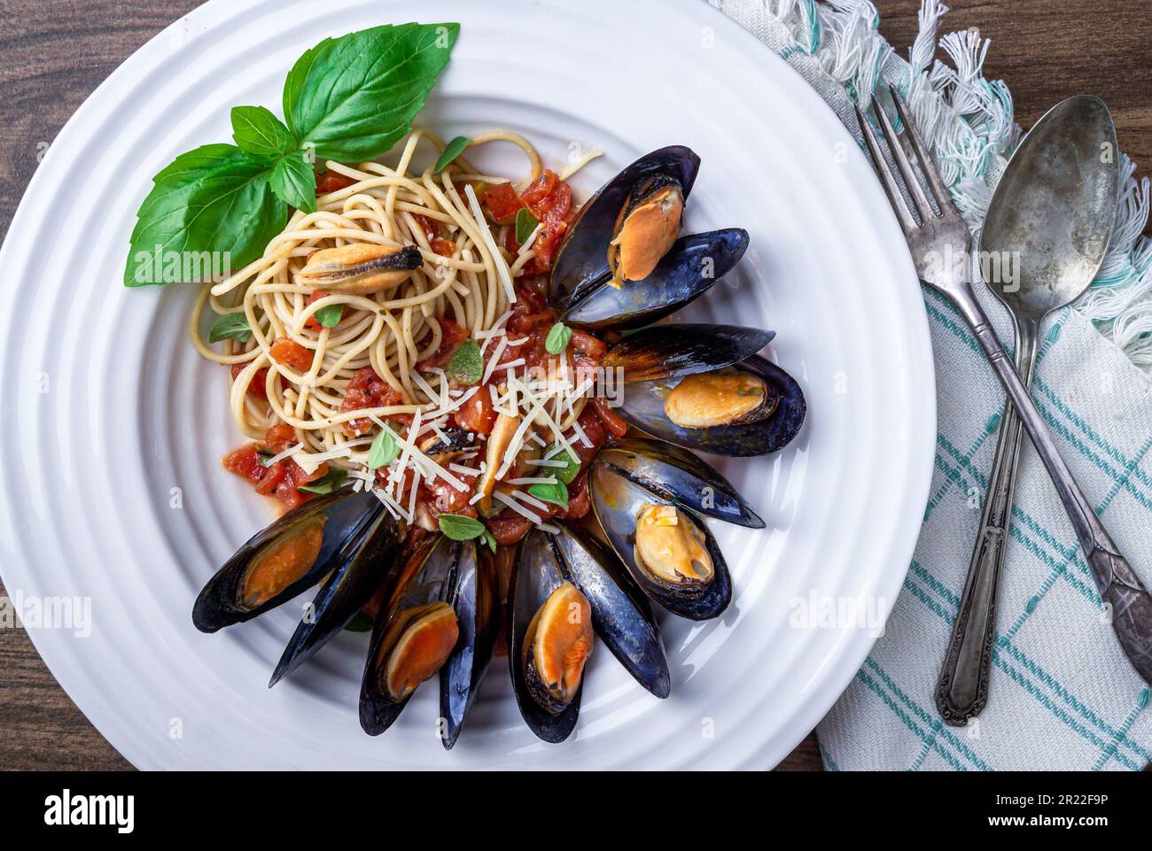 Cozze linquine con aglio e peperoni rossi. Sopra lo scatto. Foto Stock
