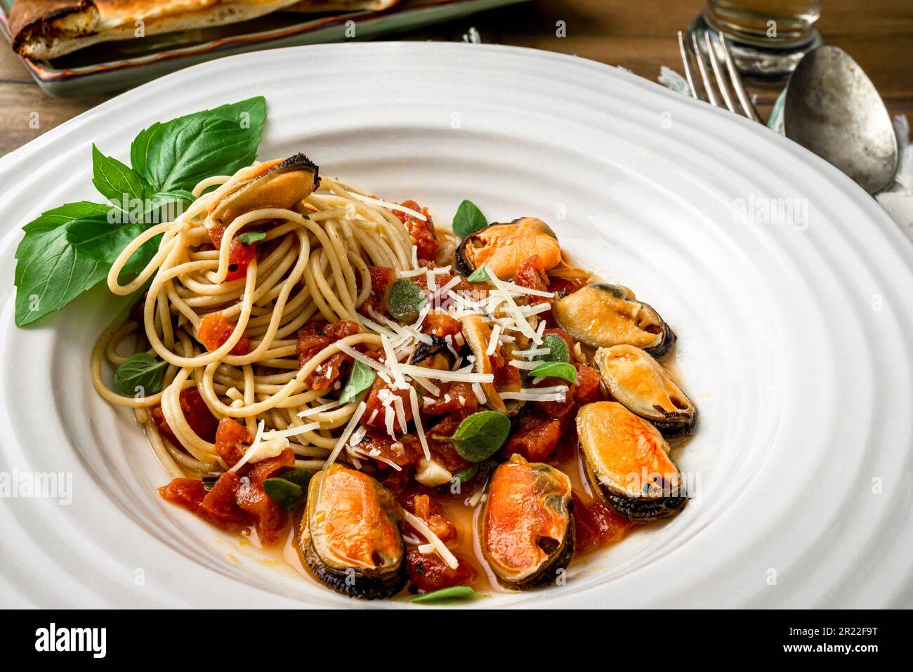 Cozze linquine con aglio e peperoni rossi. Sopra lo scatto. Foto Stock