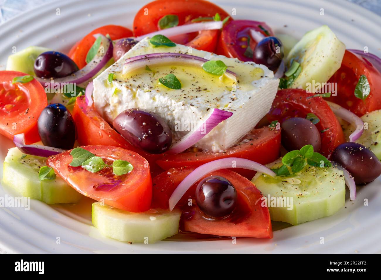 Insalata greca su piatto da portata bianco. Sopra lo scatto. Foto Stock