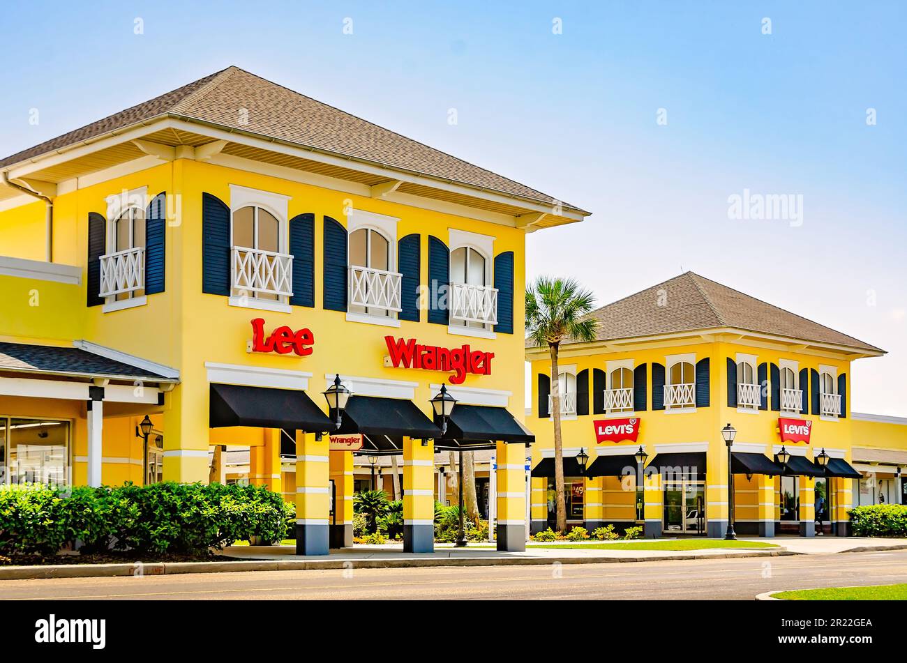 I negozi Lee, Wrangler e Levi's sono raffigurati presso il Gulfport Premium Outlets, il 13 maggio 2023, a Gulfport, Mississippi. Foto Stock