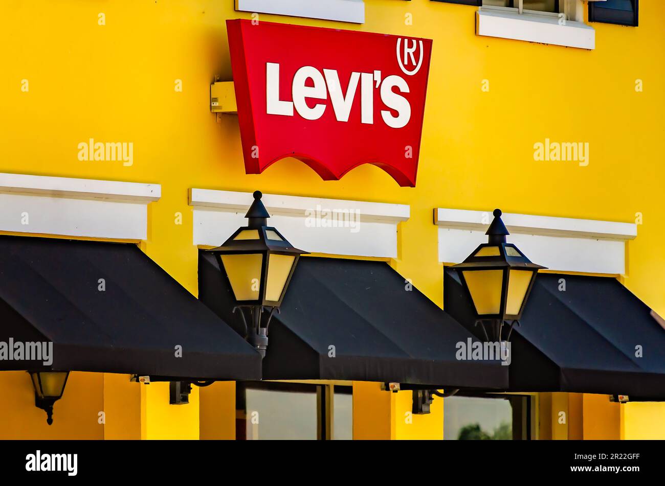 Il negozio Levi's è raffigurato presso il Gulfport Premium Outlets, il 13 maggio 2023, a Gulfport, Mississippi. Levi’s è un marchio americano jean fondato nel 1853. Foto Stock