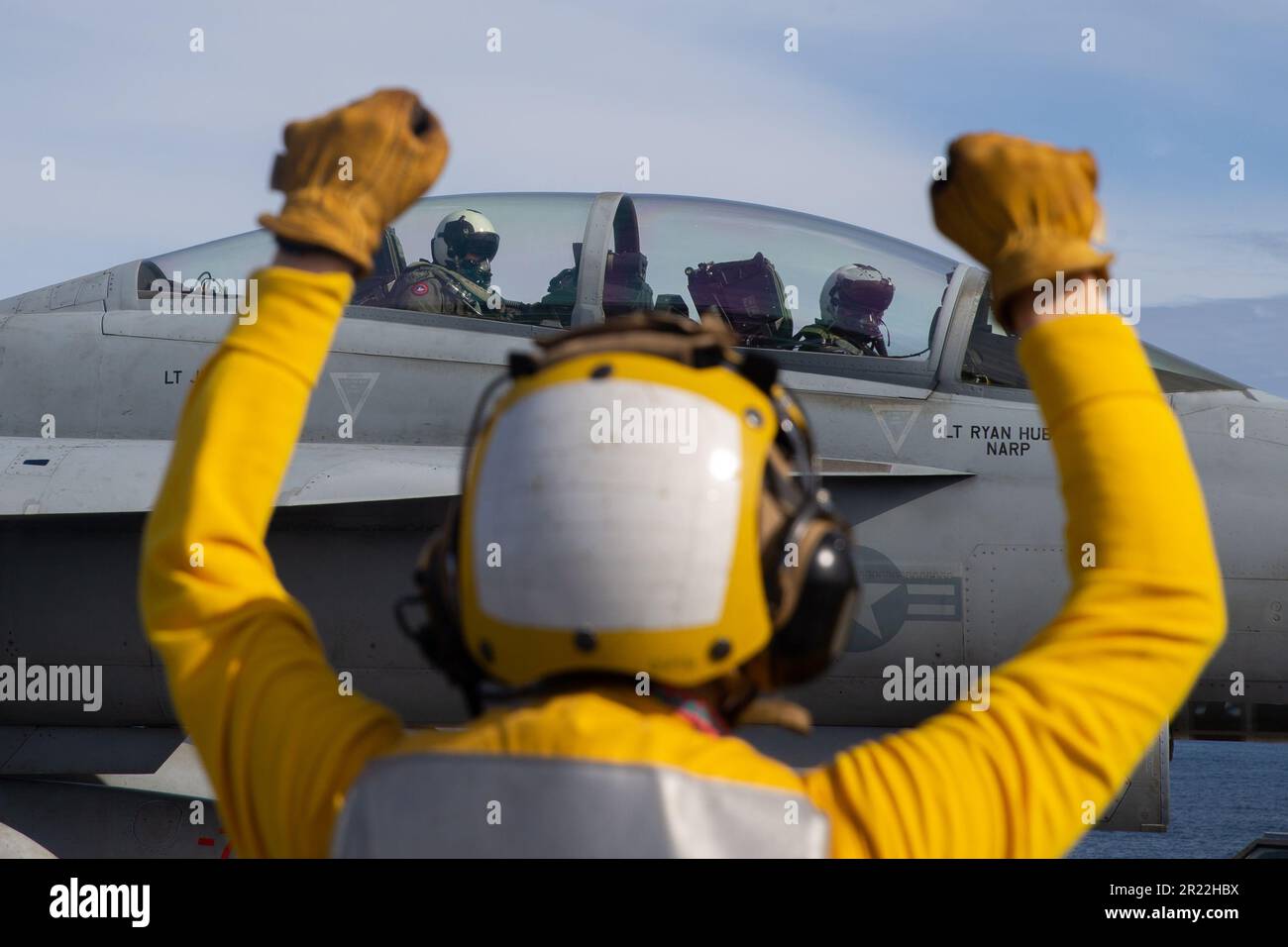 Rick Burgess, comandante della prima portaerei USS Gerald R. Ford (CVN 78), a sinistra, E il capitano Dan Catlin, comandante della Carrier Air Wing (CVW) 8, si preparano per il lancio in un F/A-18F Super Hornet attaccato ai 'Blacklions' di Strike Fighter Squadron (VFA) 213 dal ponte di volo di Gerald R. Ford, 14 maggio 2023. Il VFA 213 viene distribuito a bordo di Ford come parte del CVW 8. Gerald R. Ford è il gruppo statunitense La più recente e avanzata portaerei della Marina, che rappresenta un salto generazionale negli Stati Uniti Capacità della Marina di proiettare potenza su scala globale. Il Gerald R. Ford Carrier Strike Group i Foto Stock