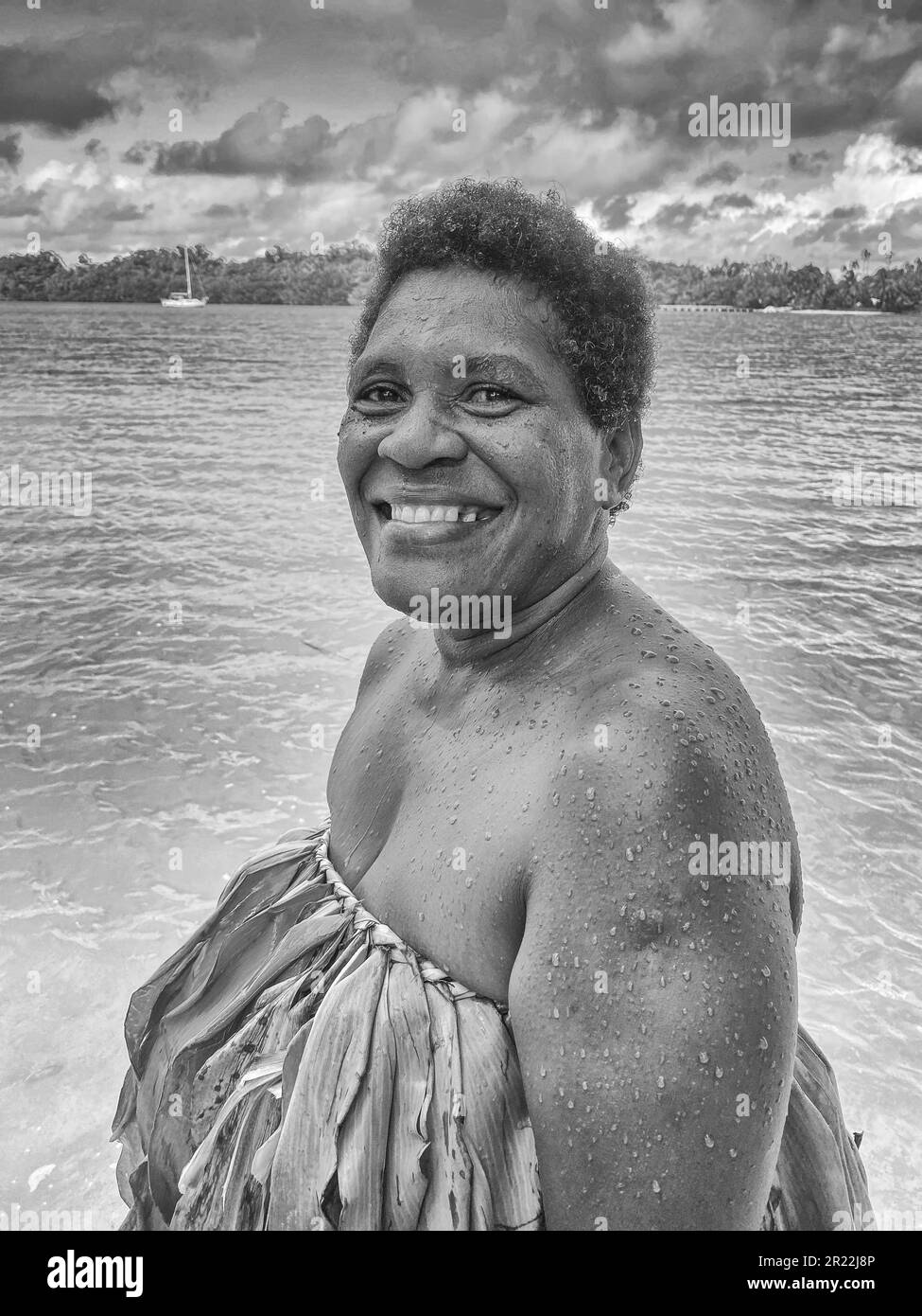 I ballerini d'acqua a Vanuatu si riferiscono a una forma tradizionale di danza e spettacolo che si svolge all'interno o in prossimità di corpi idrici, come fiumi, laghi o l'oceano. Questa espressione culturale unica mostra la grazia, l'agilità e la narrazione degli artisti mentre si muovono in sincronia con il ritmo dell'acqua. I ballerini d'acqua manipolano abilmente i loro corpi, creando movimenti fluidi che imitano il flusso e l'energia dell'acqua circostante. Indossano spesso costumi e ornamenti vivaci, aggiungendo splendore visivo alle loro accattivanti performance. Foto Stock