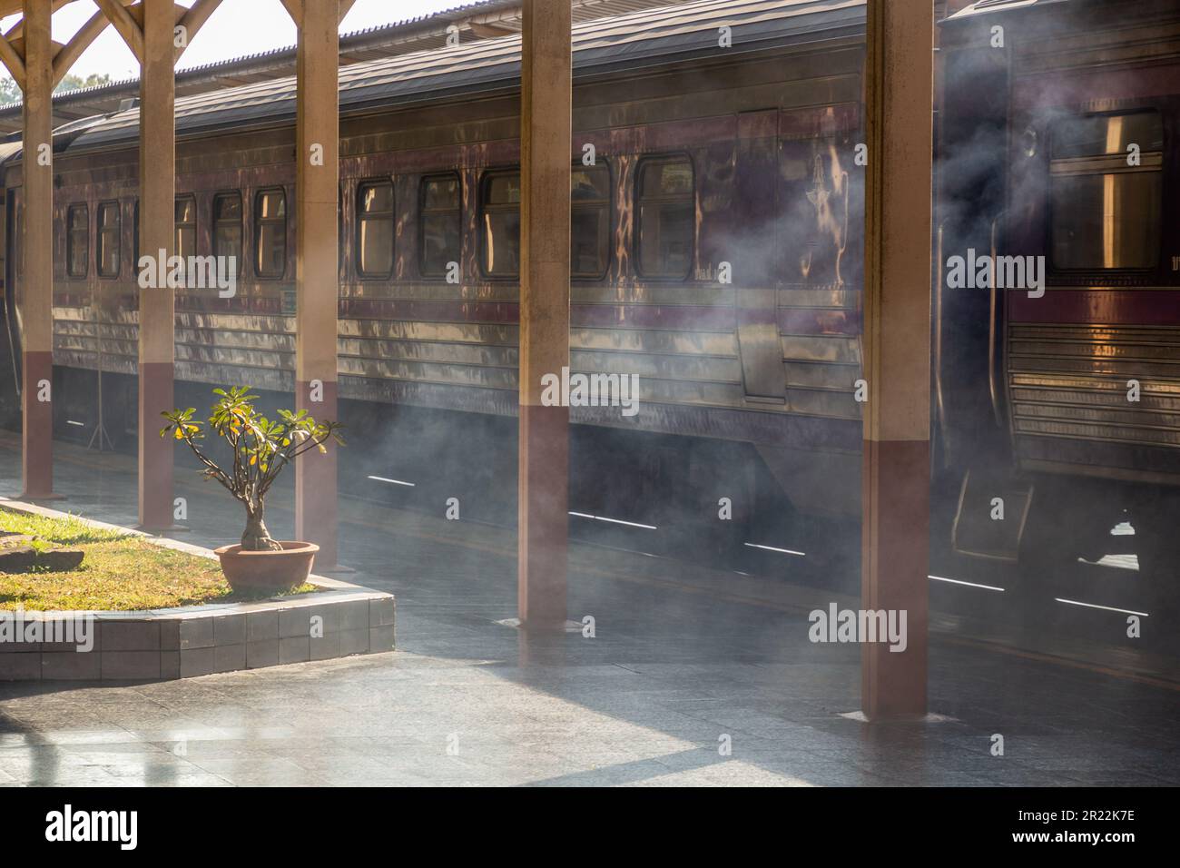 Treno alla stazione ferroviaria di Chiang mai, Thailandia Foto Stock