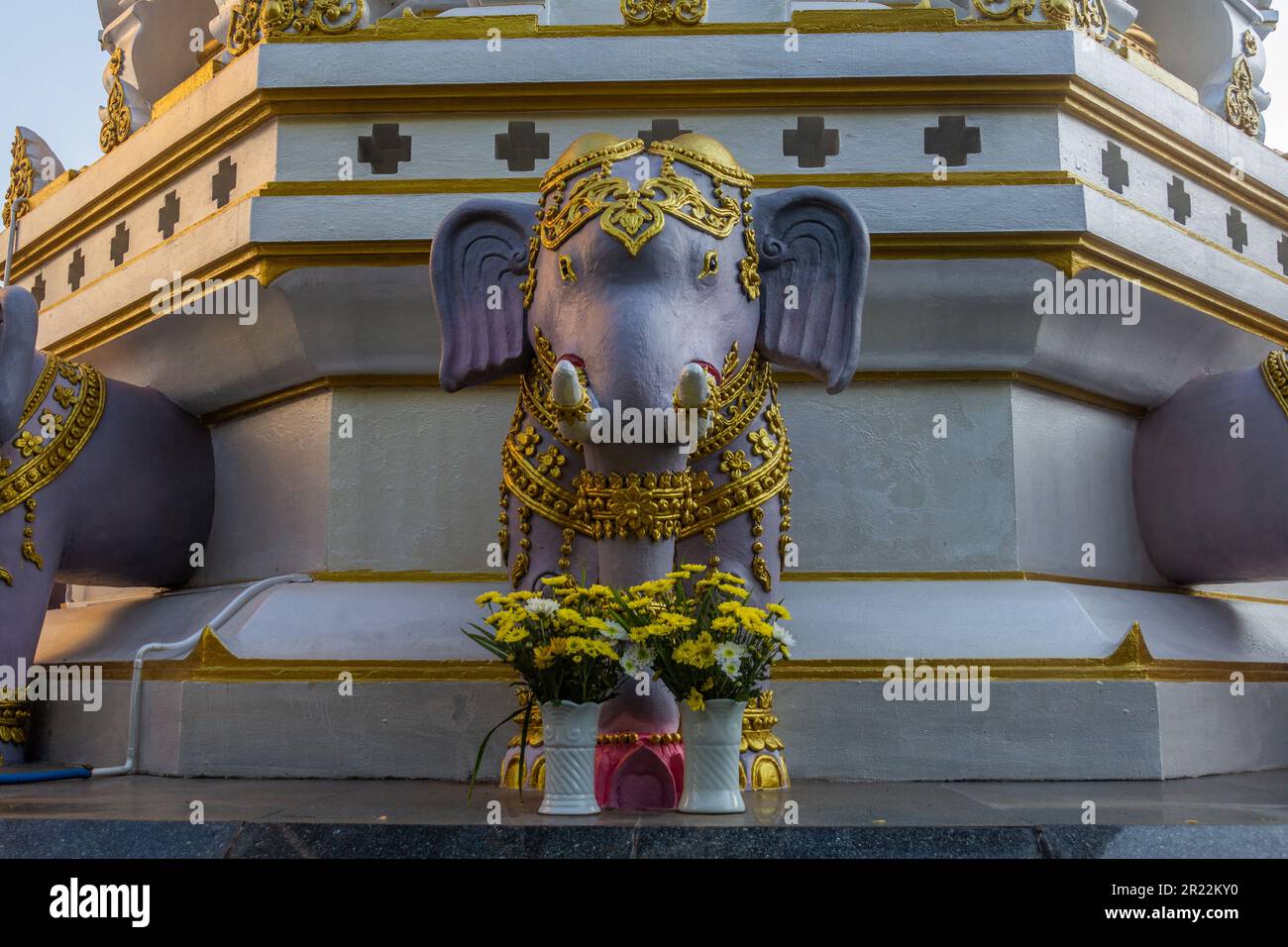 Elefante scolpito al tempio Wat Klang Wiang a Chiang Rai, Thailandia Foto Stock