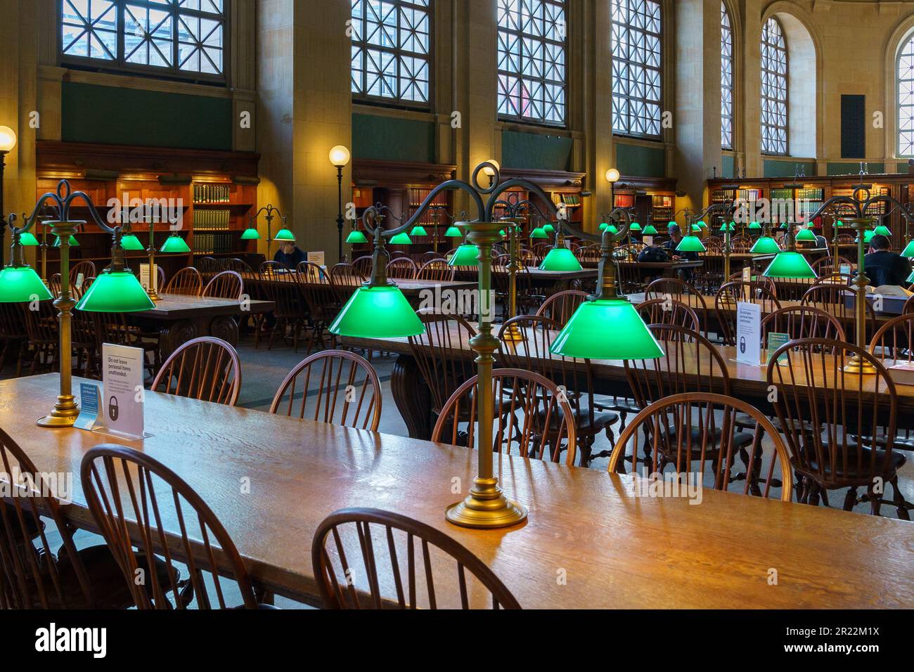 Boston, Massachusetts - 29th novembre 2018 - Foto dell'interno di Bates Hall nella Boston Public Library con lampade verdi e tavoli di legno Foto Stock