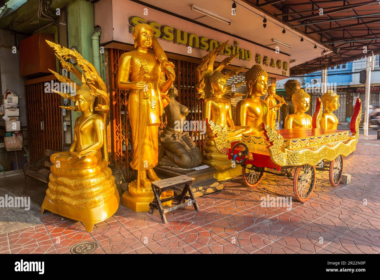 BANGKOK, THAILANDIA - 15 DICEMBRE 2019: Statue Buddha in vendita a Bangkok, Thailandia Foto Stock