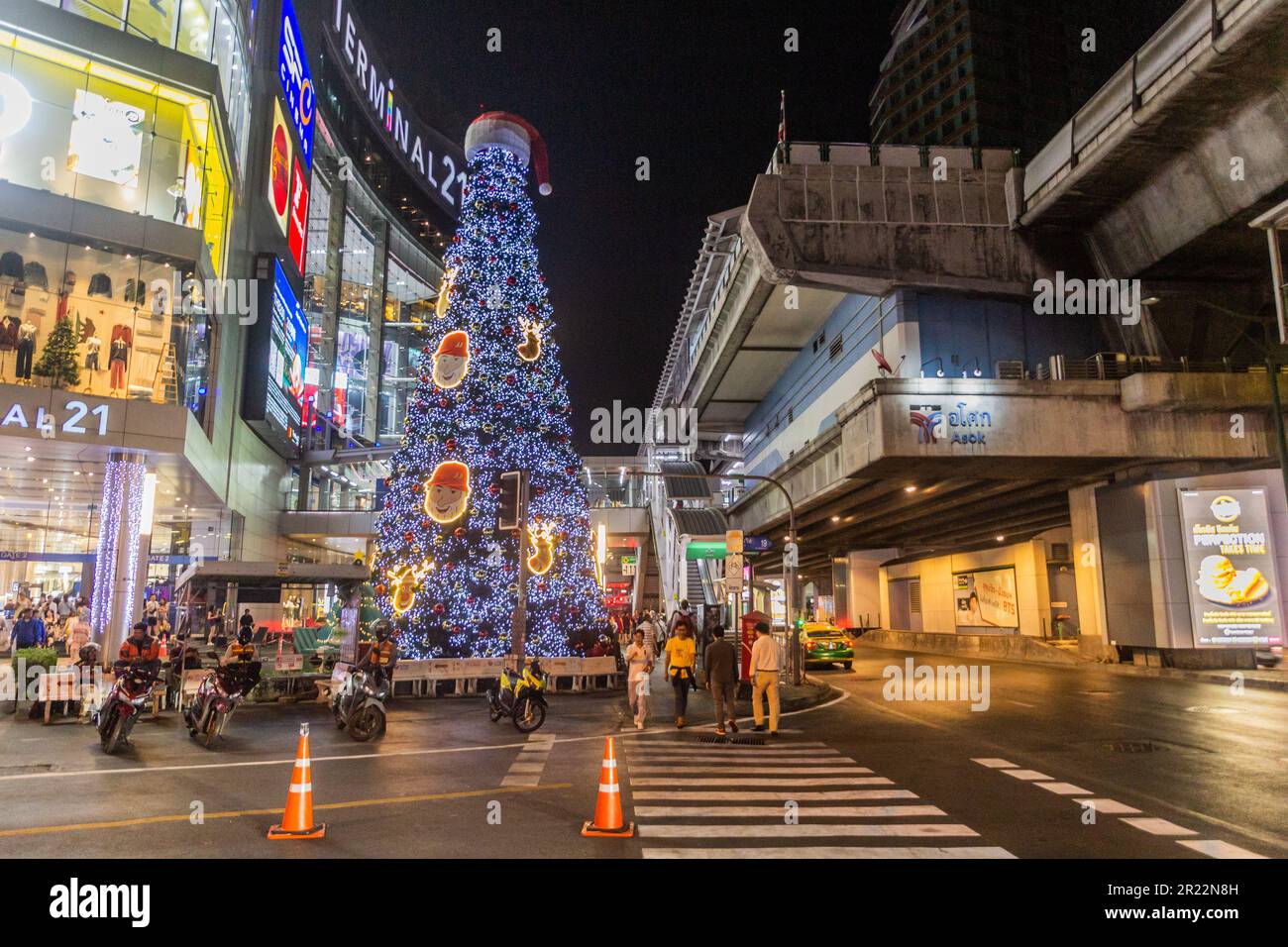 BANGKOK, THAILANDIA - 15 DICEMBRE 2019: Albero di Natale vicino alla stazione BTS di Asok a Bangkok, Thailandia Foto Stock