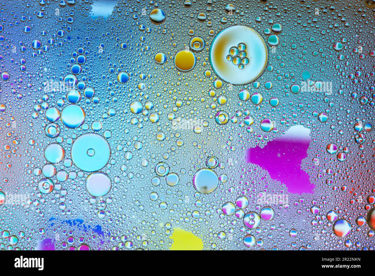 Detalle de burbujas y gotas de agua de varios colores Foto Stock