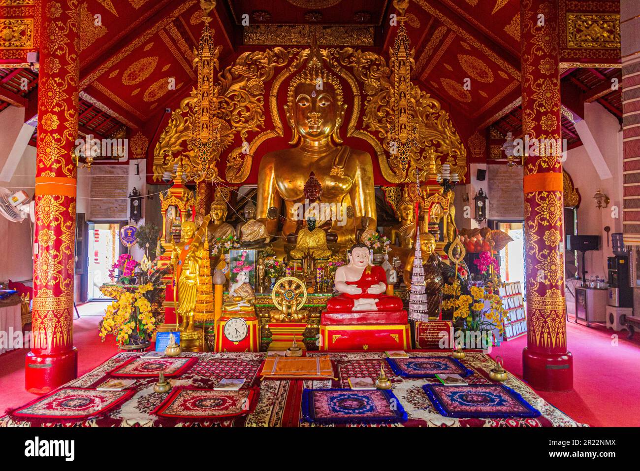 CHIANG RAI, THAILANDIA - 29 NOVEMBRE 2019: Interno del tempio di Wat Klang Wiang a Chiang Rai, Thailandia Foto Stock