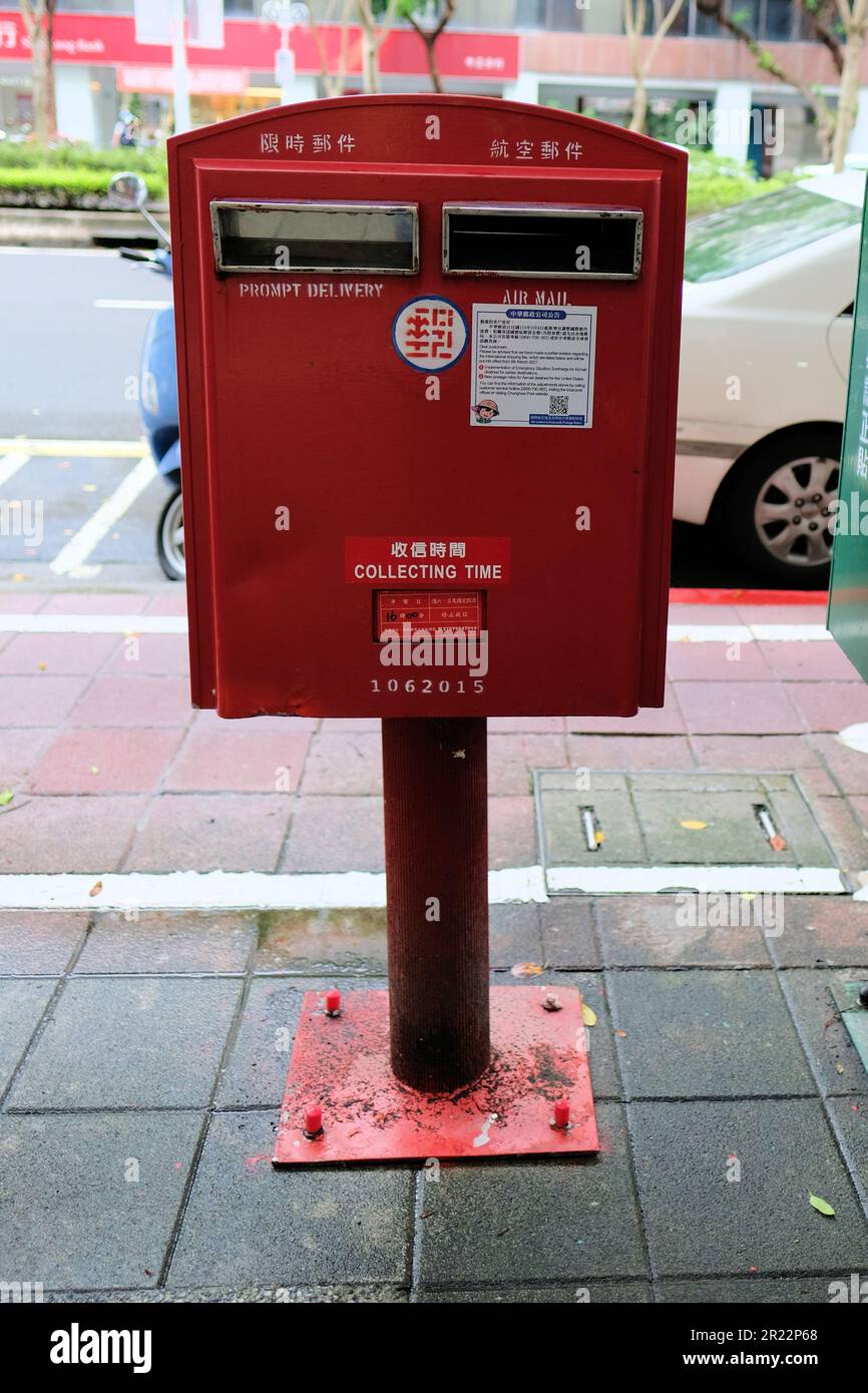 Casella postale rossa per posta aerea in una strada a Taipei, Taiwan; cassetta delle lettere. Foto Stock