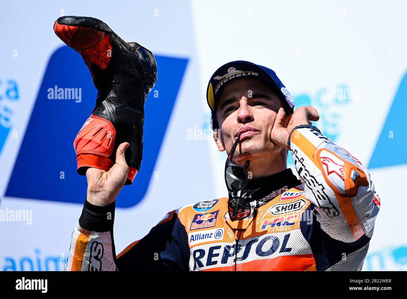 Phillip Island, Australia, 16 ottobre 2022. Marc Marquez di Spagna sul Repsol Honda Team Honda si prepara a lanciare il suo scarpone di guida ai tifosi dopo il suo secondo posto alla 2022 Australian MotoGP al Phillip Island Circuit il 16 ottobre 2022 a Phillip Island, Australia. Credit: Nigel Owen/Speed Media/Alamy Live News Foto Stock