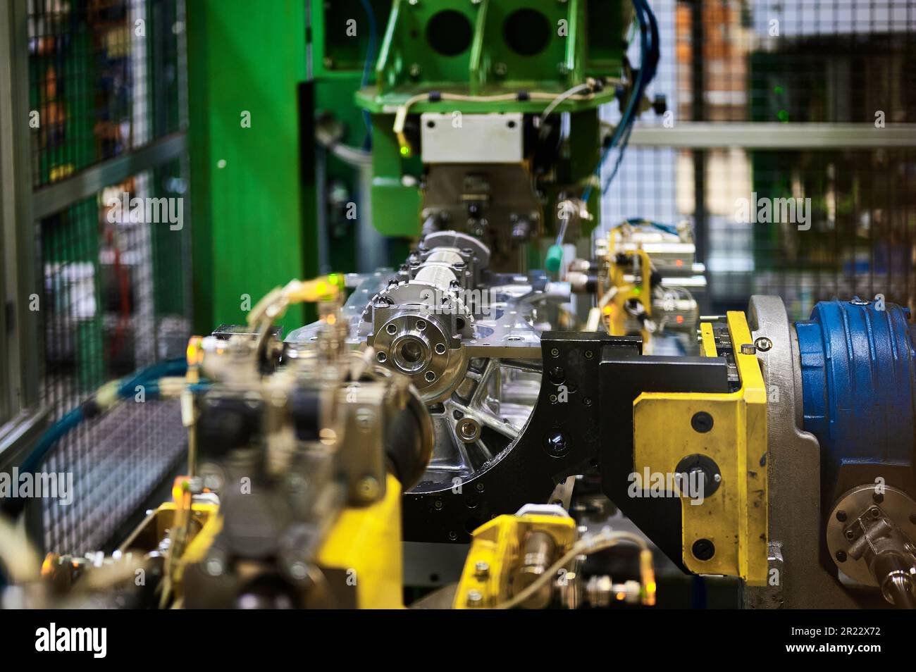 Motore per auto illuminato su banco di prova nell'officina dello stabilimento di produzione Foto Stock