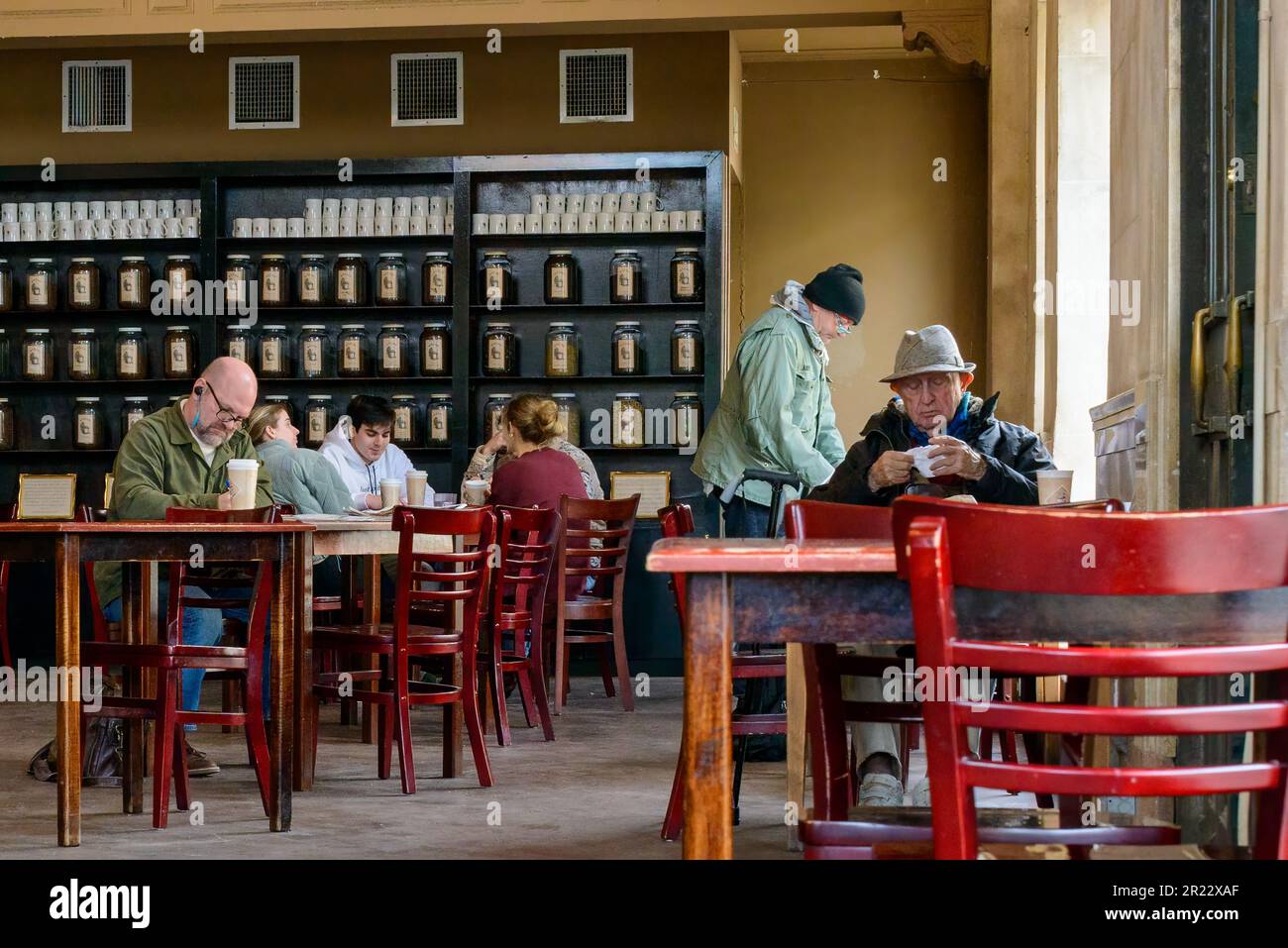 NEW ORLEANS, LA, USA - 17 FEBBRAIO 2023: Clienti giovani e vecchi all'interno della Rue de la Course Coffee Shop in una giornata invernale Foto Stock