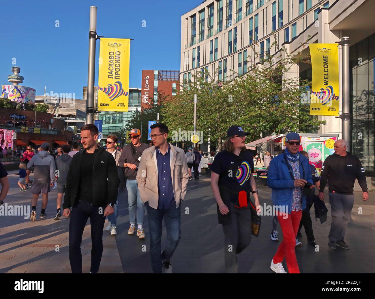 Liverpool ONE, benvenuto a Eurovision 2023, pubblicità, folla, affollato, fan, Fans, Lads, Paradise Street, Liverpool, Merseyside, INGHILTERRA, REGNO UNITO, L1 8LT Foto Stock