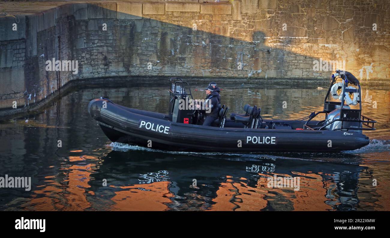 Mersey River Police Boat , in pattuglia intorno alla zona di Royal Albert Dock, Liverpool, Merseyside, Inghilterra, L34AA Foto Stock