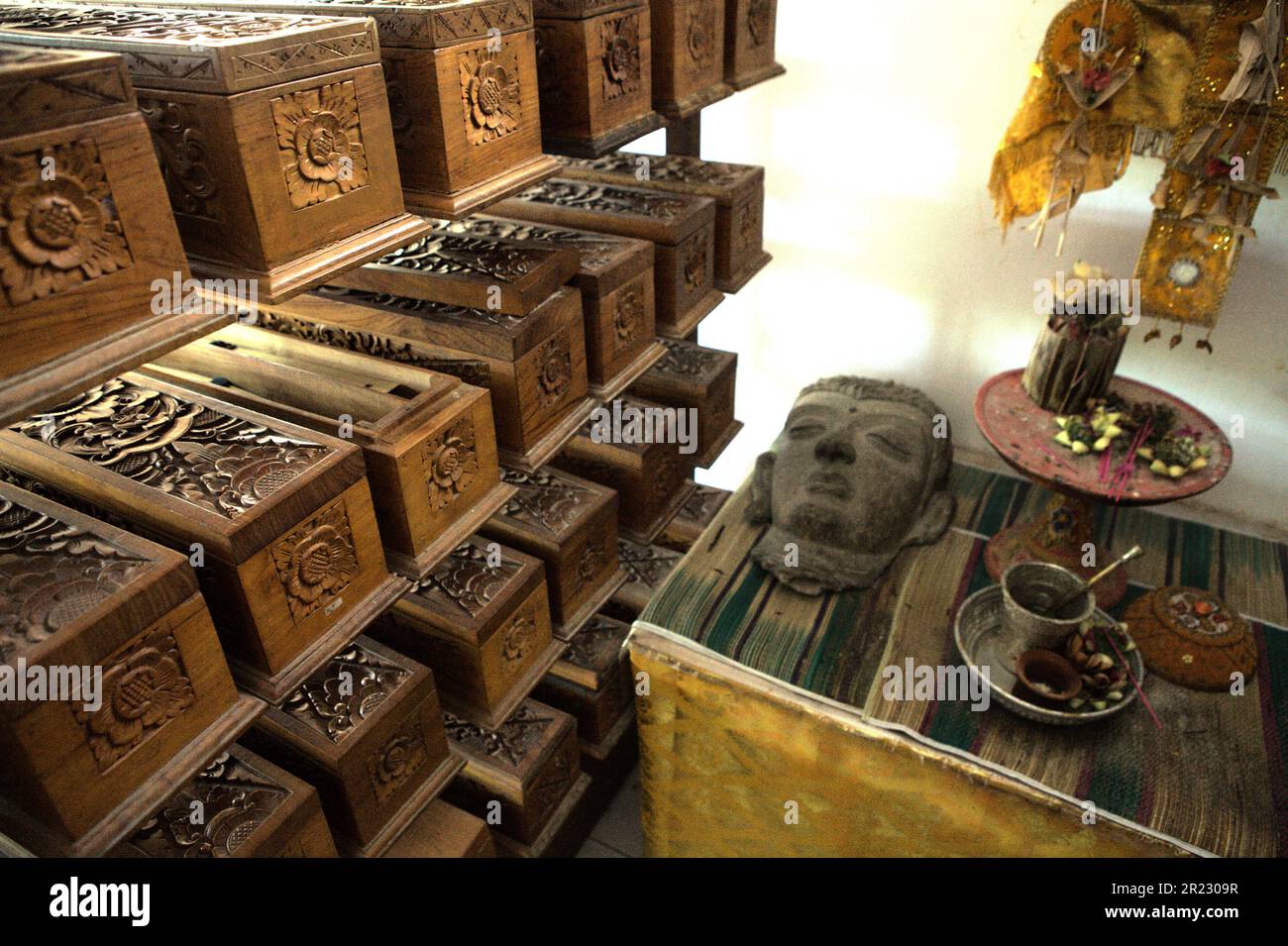 Una scultura, un set di attrezzature balinesi e scatole di legno contenenti vecchi manoscritti balinesi con foglie di palma al museo Gedong Kirtya a Singaraja, Buleleng, Bali, Indonesia. "L'accesso al contenuto dei manoscritti è limitato, a causa delle difficoltà linguistiche e della fragilità del documento", ha scritto un gruppo di scienziati guidati da Made Windu Antara Kesiman del Laboratoire Informatique Image Interaction (L3i), Università di la Rochelle, Durante la 15th Conferenza Internazionale sulle frontiere nel riconoscimento della Scrittura 2016, ottobre 2016, a Shenzhen, Cina. Foto Stock