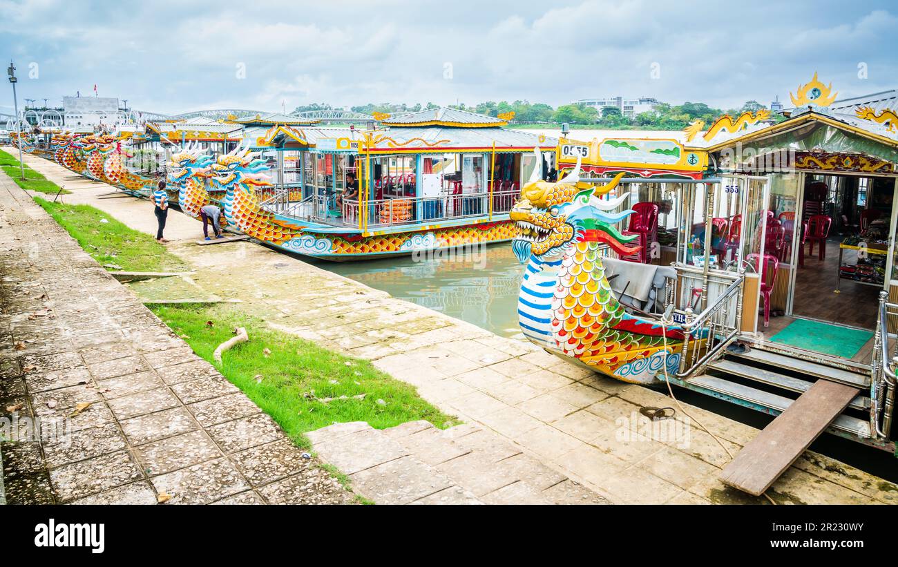 Hue, Vietnam, 17 novembre 2022: Le barche da visita sono parcheggiate presso la riva del fiume profumo a Hue, Vietnam centrale Foto Stock