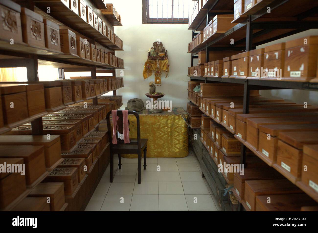 Un deposito dove scatole di legno contenenti vecchi manoscritti balinesi a foglia di lontra sono conservate al museo Gedong Kirtya Singaraja, Buleleng, Bali, Indonesia. Foto Stock