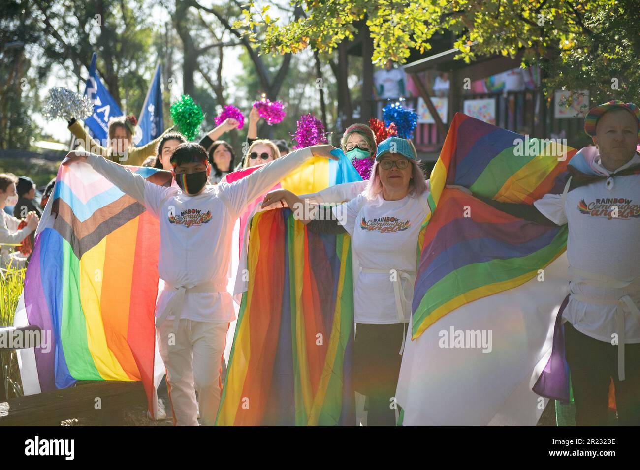 Melbourne, Australia, 17th maggio 2023. Dopo la cancellazione di un altro evento di drag storytime a causa di minacce di violenza, la comunità degli Angeli arcobaleno ha organizzato un evento separato alla Eltham Library come uno spettacolo di sostegno per la comunità LGBTQIA+ per IDAHOBIT Day. Credit: Jay Kogler/Alamy Live News Foto Stock