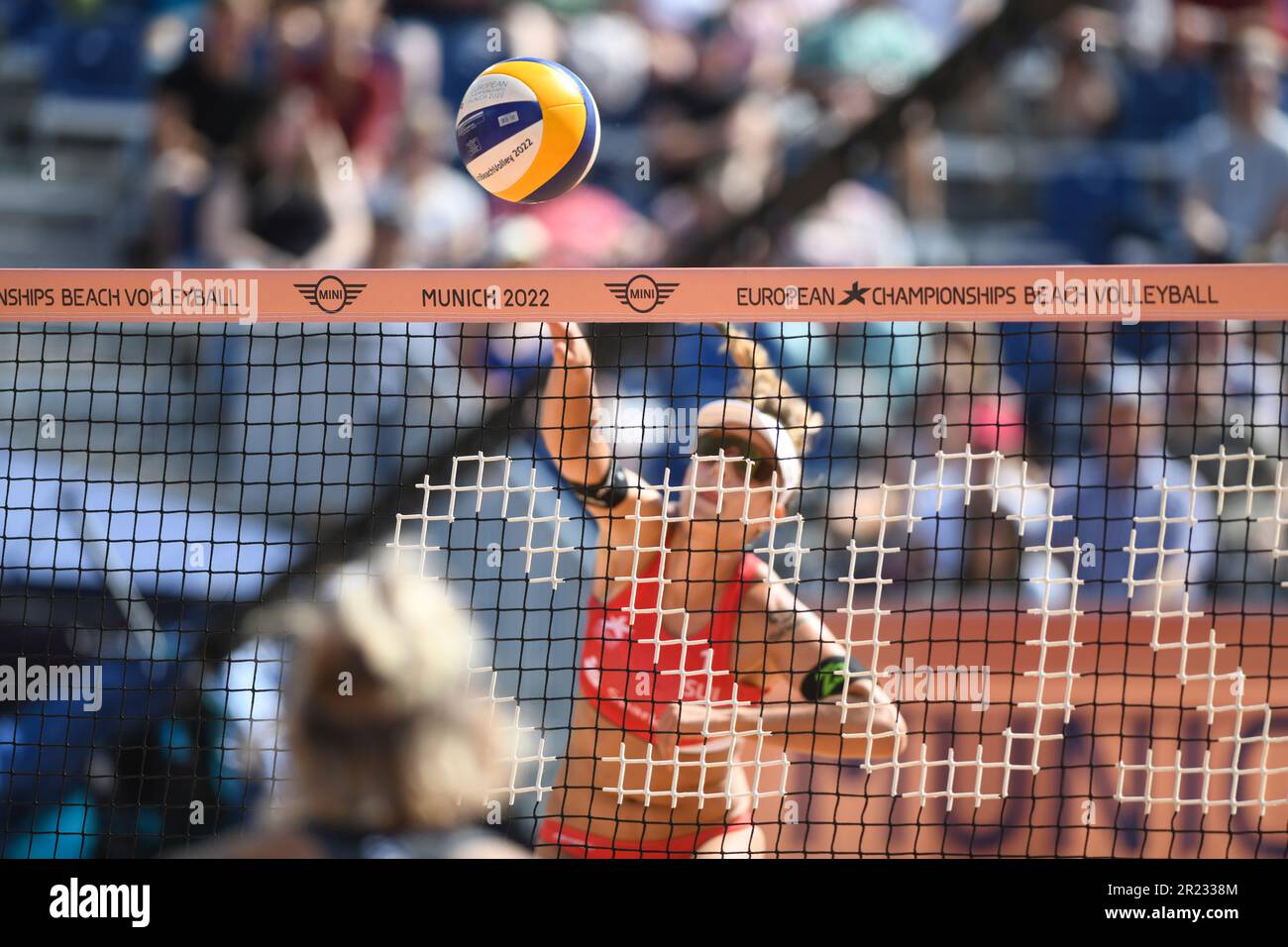 Beach Volley palla e rete. Campionato europeo di Monaco 2022 Foto Stock