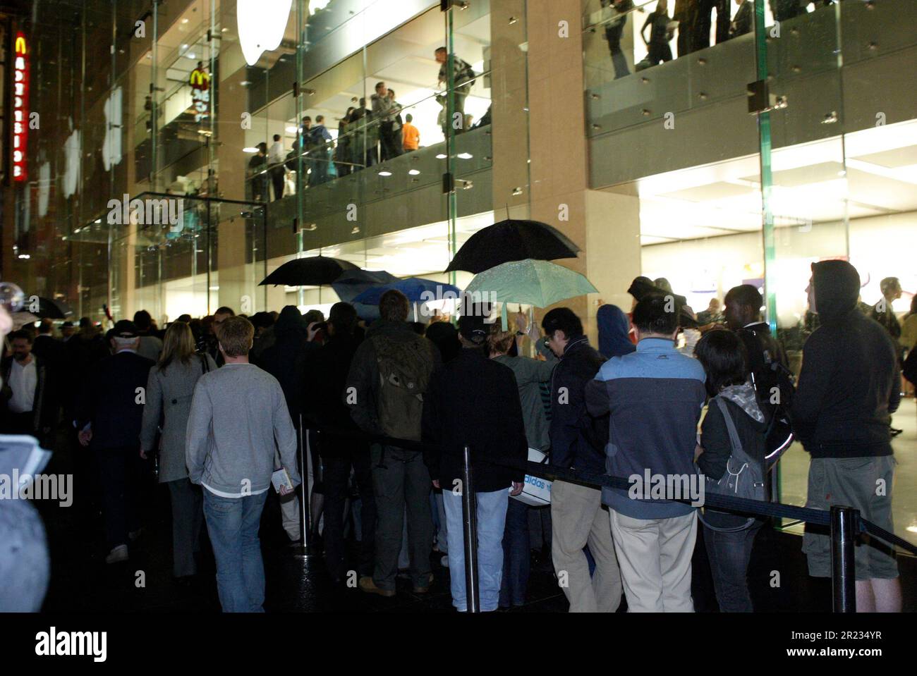 Il lancio ufficiale del primo Apple Store australiano, situato in George Street, la strada principale attraverso il CBD di Sydney. Alcuni clienti erano rimasti in fila per più di 24 ore per essere tra i primi a visitare il nuovo negozio. Sydney, Australia, 19 giugno 2008. Foto Stock