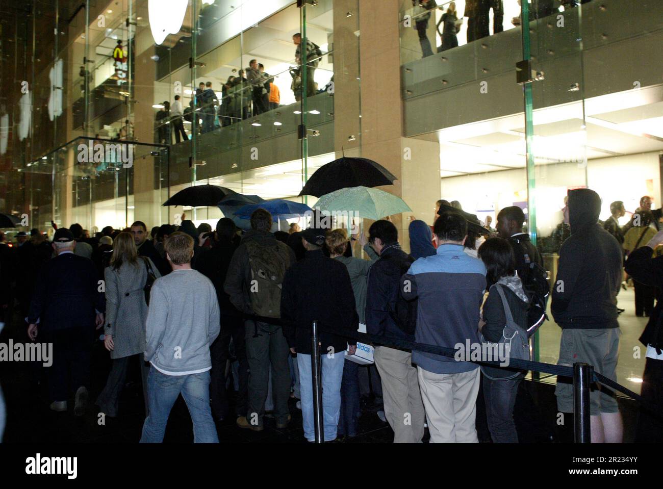 Il lancio ufficiale del primo Apple Store australiano, situato in George Street, la strada principale attraverso il CBD di Sydney. Alcuni clienti erano rimasti in fila per più di 24 ore per essere tra i primi a visitare il nuovo negozio. Sydney, Australia, 19 giugno 2008. Foto Stock