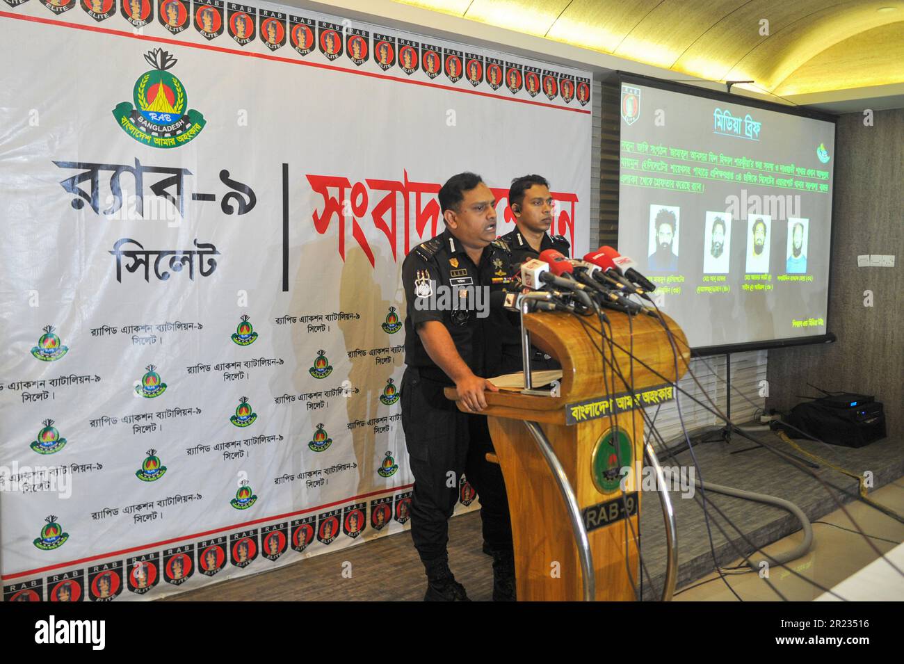 Il direttore dell'ala dei media Khandaker al Moin sta per partecipare a una conferenza stampa a Sylhet, ufficio RAB-9. Il Battaglione di azione rapida (RAB) ha arrestato quattro pericolosi terroristi dalla zona di Barashala dell'aeroporto di Sylhet. Tutti gli arrestati sono membri della nuova organizzazione militante 'Jamatul Ansar Fil Hindal Sharqiyaa'. Abdullah Maymoon, membro Shura di 'Jamatul Ansar Fil Hindal Sharqiya' e capo del ramo di Dawati, è tra i quattro arrestati. Sylhet, Bangladesh. Foto Stock