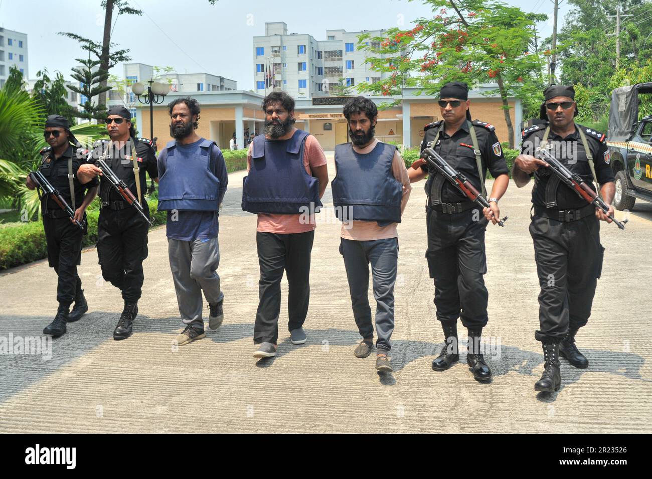 Il Battaglione di azione rapida (RAB) ha arrestato quattro pericolosi terroristi dalla zona di Barashala dell'aeroporto di Sylhet. Tutti gli arrestati sono membri della nuova organizzazione militante 'Jamatul Ansar Fil Hindal Sharqiyaa'. Abdullah Maymoon, membro Shura di 'Jamatul Ansar Fil Hindal Sharqiya' e capo del ramo di Dawati, è tra i quattro arrestati. Sylhet, Bangladesh. Foto Stock