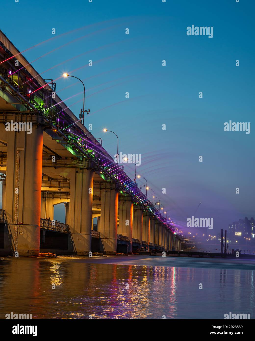 Banpo Bridge Fontana dell'arcobaleno al chiaro di luna sul fiume Han a Seoul, capitale della Corea del Sud Foto Stock