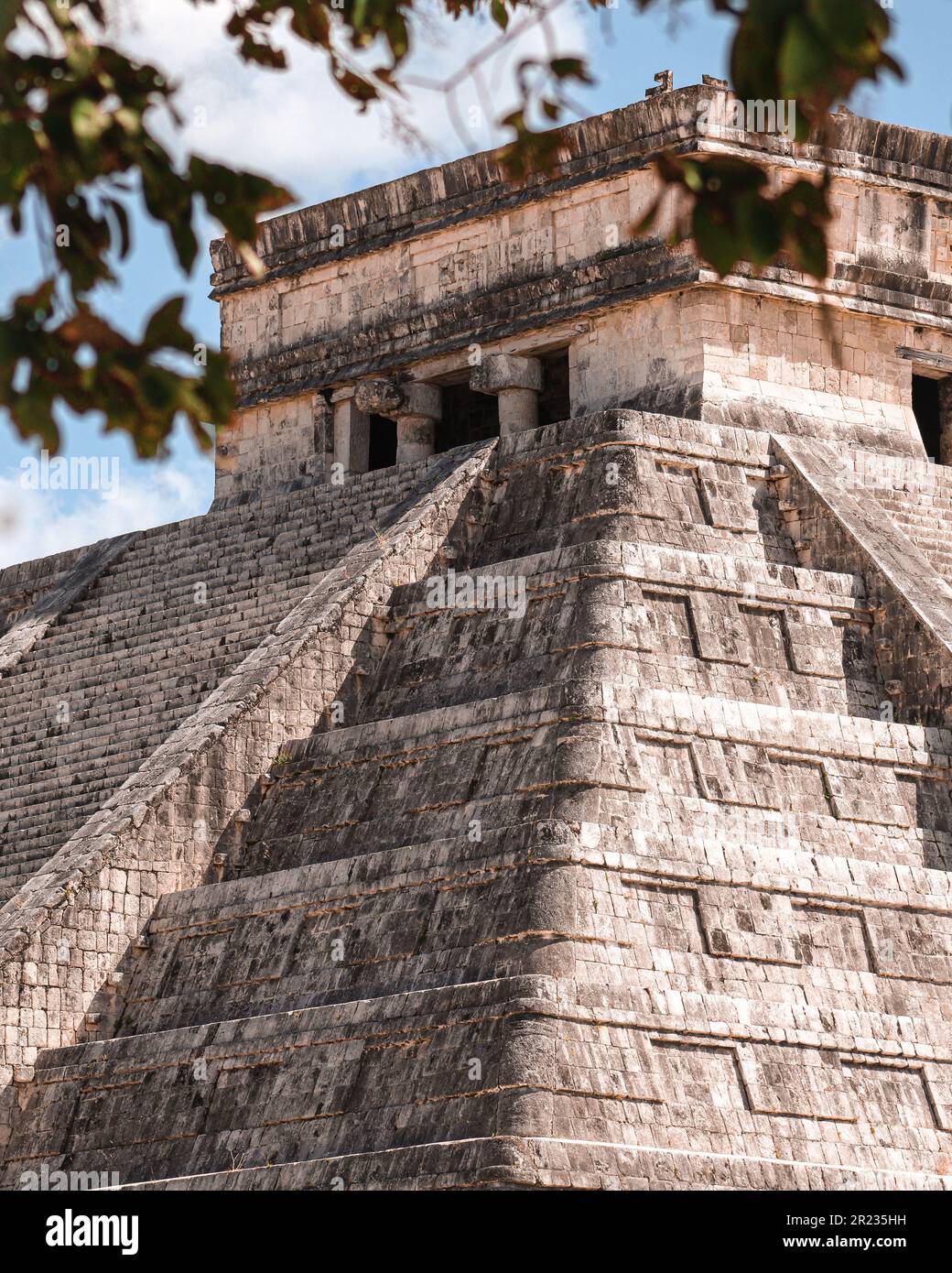 Primo piano del Tempio di Kukulkan: La piramide più grande di Chichen Itza Foto Stock