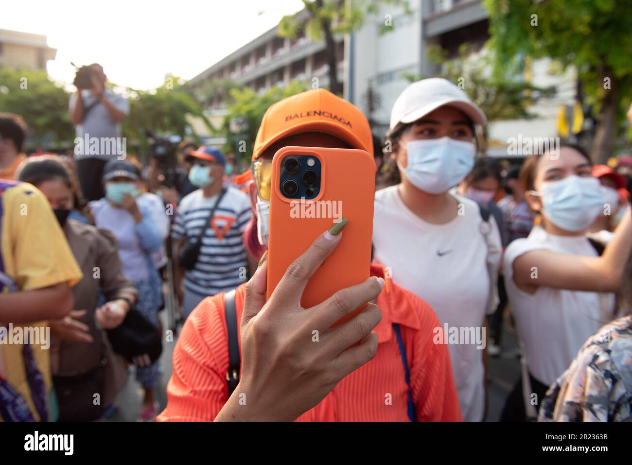 Bangkok, Thailandia. 15th maggio, 2023. Bangkok 15 maggio 2023 - al Monumento della democrazia su Ratchadamnoen Klang Road, i sostenitori del Move Forward Party, ingoiati in arancione, il colore del partito, si sono riuniti per congratularsi con Pita Limjaroenrat Move Forward Party leader e primo ministro candidato, per la vittoria. Ottieni il voto più alto alle elezioni generali di domenica 14 maggio 2023, il passato. (Credit Image: © Teera Noisakran/Pacific Press via ZUMA Press Wire) SOLO PER USO EDITORIALE! Non per USO commerciale! Foto Stock