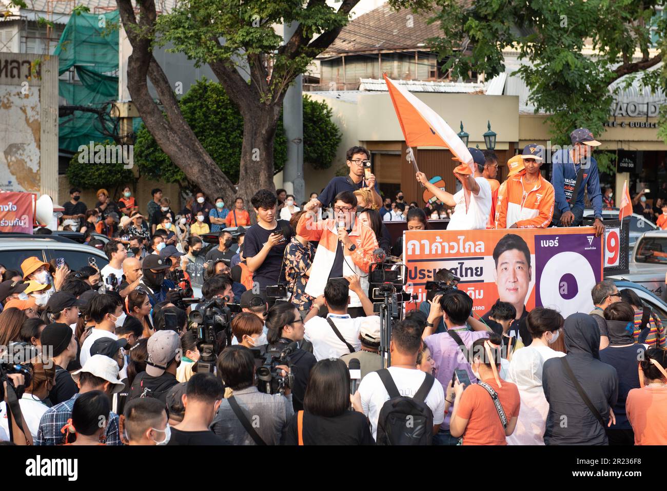 Bangkok, Thailandia. 15th maggio, 2023. Bangkok 15 maggio 2023 - al Monumento della democrazia su Ratchadamnoen Klang Road, i sostenitori del Move Forward Party, ingoiati in arancione, il colore del partito, si sono riuniti per congratularsi con Pita Limjaroenrat Move Forward Party leader e primo ministro candidato, per la vittoria. Ottieni il voto più alto alle elezioni generali di domenica 14 maggio 2023, il passato. (Credit Image: © Teera Noisakran/Pacific Press via ZUMA Press Wire) SOLO PER USO EDITORIALE! Non per USO commerciale! Foto Stock