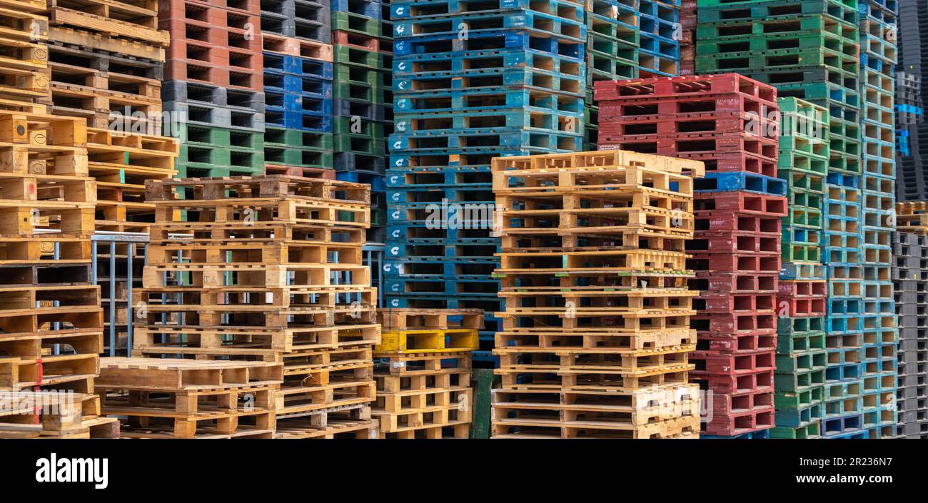 Pila di pallet in legno. Pallet industriale in magazzino. Concetto di trasporto e carico. Sostenibilità delle catene di fornitura. Natura ecologica Foto Stock