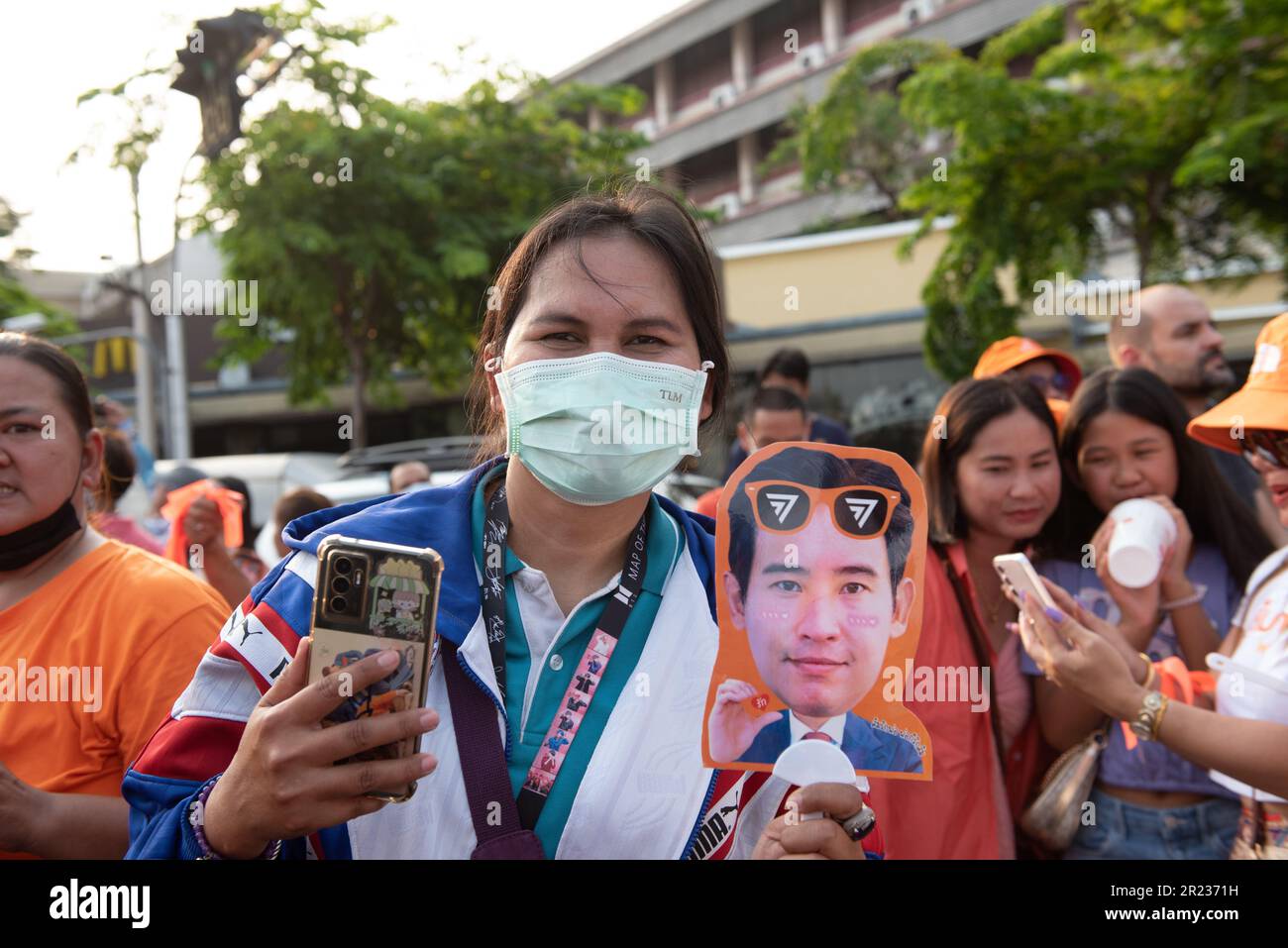 Bangkok, Thailandia. 15th maggio, 2023. Bangkok 15 maggio 2023 - al Monumento della democrazia su Ratchadamnoen Klang Road, i sostenitori del Move Forward Party, ingoiati in arancione, il colore del partito, si sono riuniti per congratularsi con Pita Limjaroenrat Move Forward Party leader e primo ministro candidato, per la vittoria. Ottieni il voto più alto alle elezioni generali di domenica 14 maggio 2023, il passato. (Credit Image: © Teera Noisakran/Pacific Press via ZUMA Press Wire) SOLO PER USO EDITORIALE! Non per USO commerciale! Foto Stock