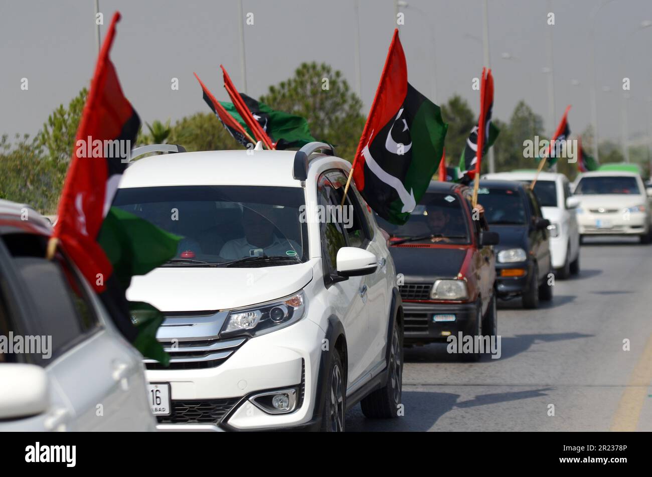 15 maggio 2023, Peshawar, Peshawar, Pakistan: I sostenitori del partito politico islamico Jamiat Ulma-e-Islam, parte della coalizione di governo del movimento democratico pakistano (PDM) si congedano per unirsi a una protesta al di fuori della Corte Suprema, a seguito del rilascio del capo PTI del partito di opposizione e dell'ex primo ministro Imran Khan da parte dei tribunali. L'opposizione pakistana ha ricevuto un grande sollievo il 11 maggio, quando la corte suprema ha ordinato il rilascio dell'ex primo ministro, Imran Khan, due giorni dopo il suo arresto. Khan è stato tenuto dai soldati paramilitari il 09 maggio da un complesso di corte nella capitale, scatenando violente proteste con lo scontro Foto Stock