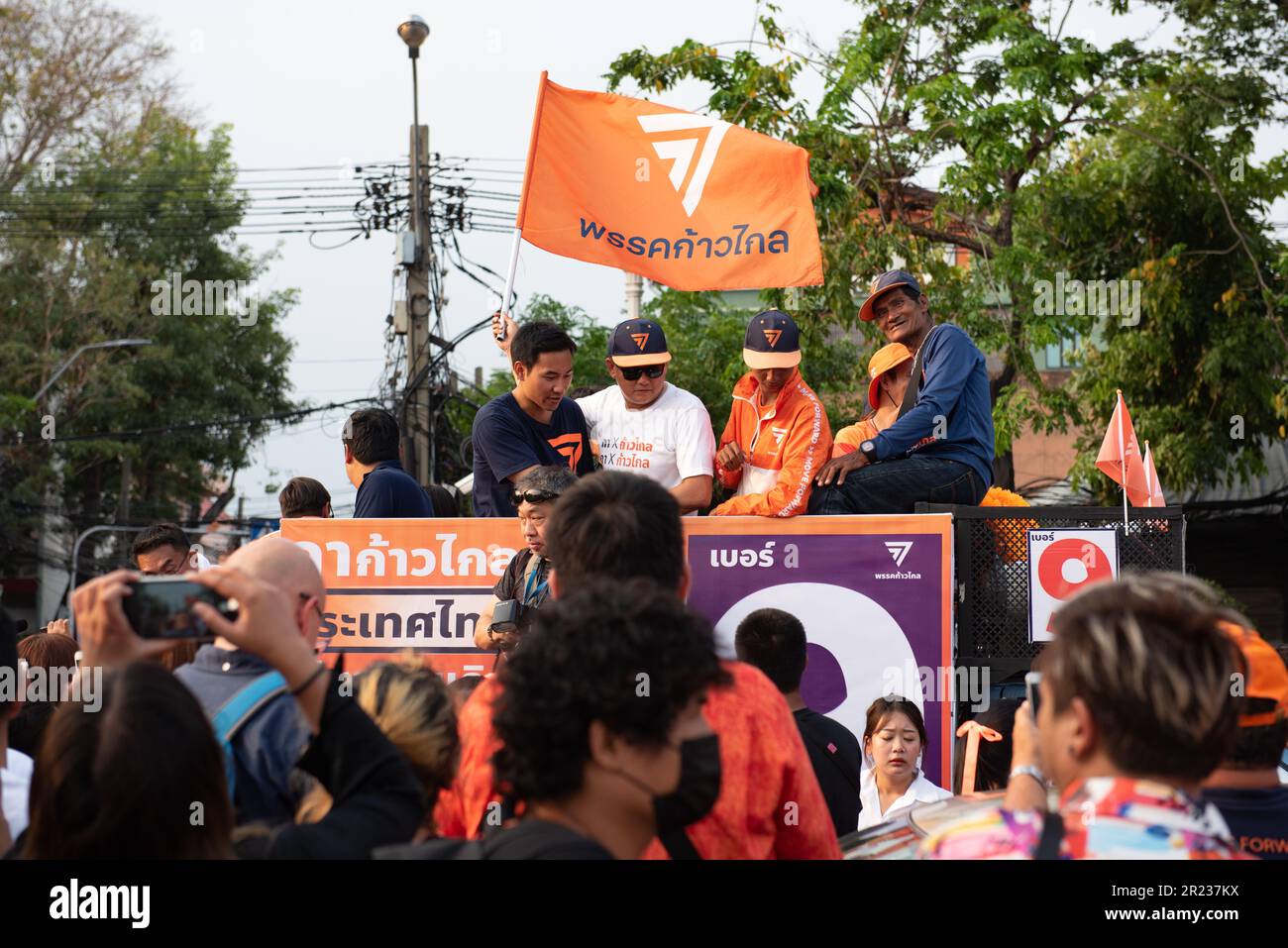 Bangkok, Thailandia. 15th maggio, 2023. Bangkok 15 maggio 2023 - al Monumento della democrazia su Ratchadamnoen Klang Road, i sostenitori del Move Forward Party, ingoiati in arancione, il colore del partito, si sono riuniti per congratularsi con Pita Limjaroenrat Move Forward Party leader e primo ministro candidato, per la vittoria. Ottieni il voto più alto alle elezioni generali di domenica 14 maggio 2023, il passato. (Credit Image: © Teera Noisakran/Pacific Press via ZUMA Press Wire) SOLO PER USO EDITORIALE! Non per USO commerciale! Foto Stock