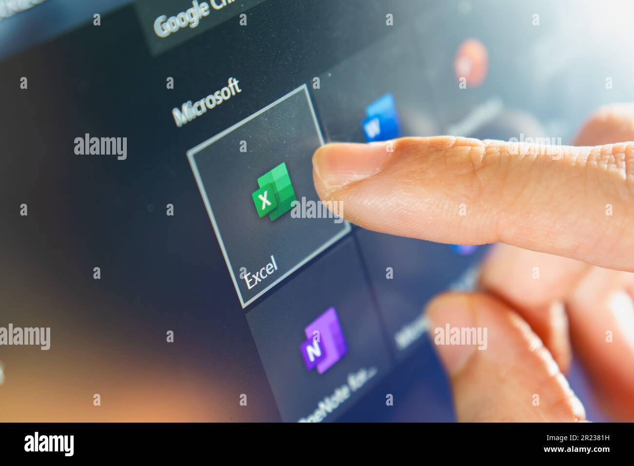 Bangkok, Thailandia - 18 aprile 2023: Utente del computer che tocca l'icona di Microsoft Excel per aprire il software. Foto Stock