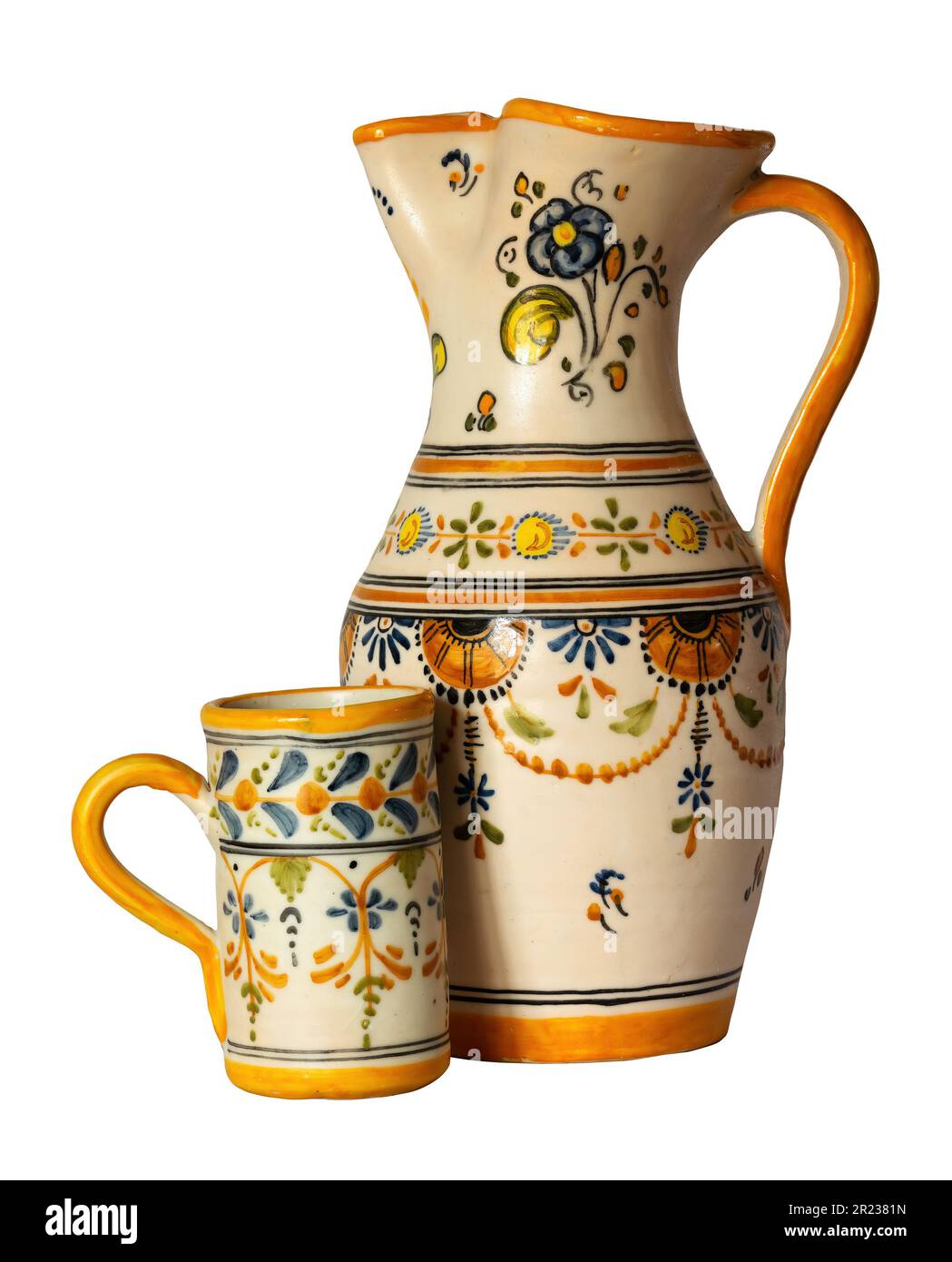 Caraffa francese, caraffa in ceramica o crociera d'acqua con tazza, ornata con decorazione provenzale, isolata su fondo bianco Foto Stock
