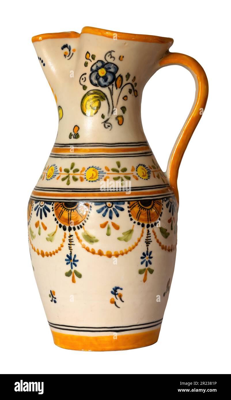 Caraffa francese, caraffa in ceramica o crociera in acqua, con decorazione provenzale, isolata su fondo bianco Foto Stock