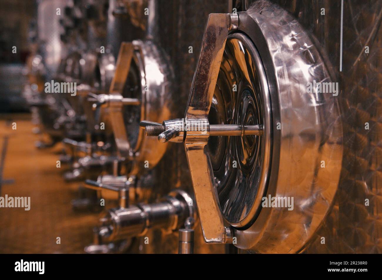 Chiusura di botti di acciaio per la fermentazione in enoteca Foto Stock