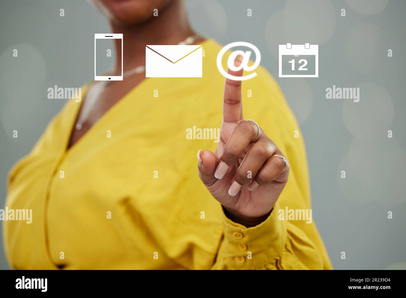 Icone di donna, mani e ologramma per e-mail, comunicazione globale o social media in contatto con noi. Mano di una donna che tocca l'icona olografica di Foto Stock