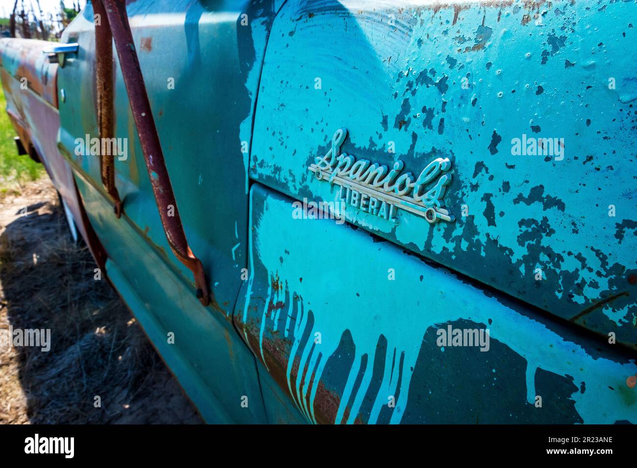 Vecchio camion al M.T. Liggett's Art Environment, Mullinville, Kansas, USA. Il camion è venuto dalla concessionaria di automobili di Spaniol in Liberal, Kansas. Foto Stock