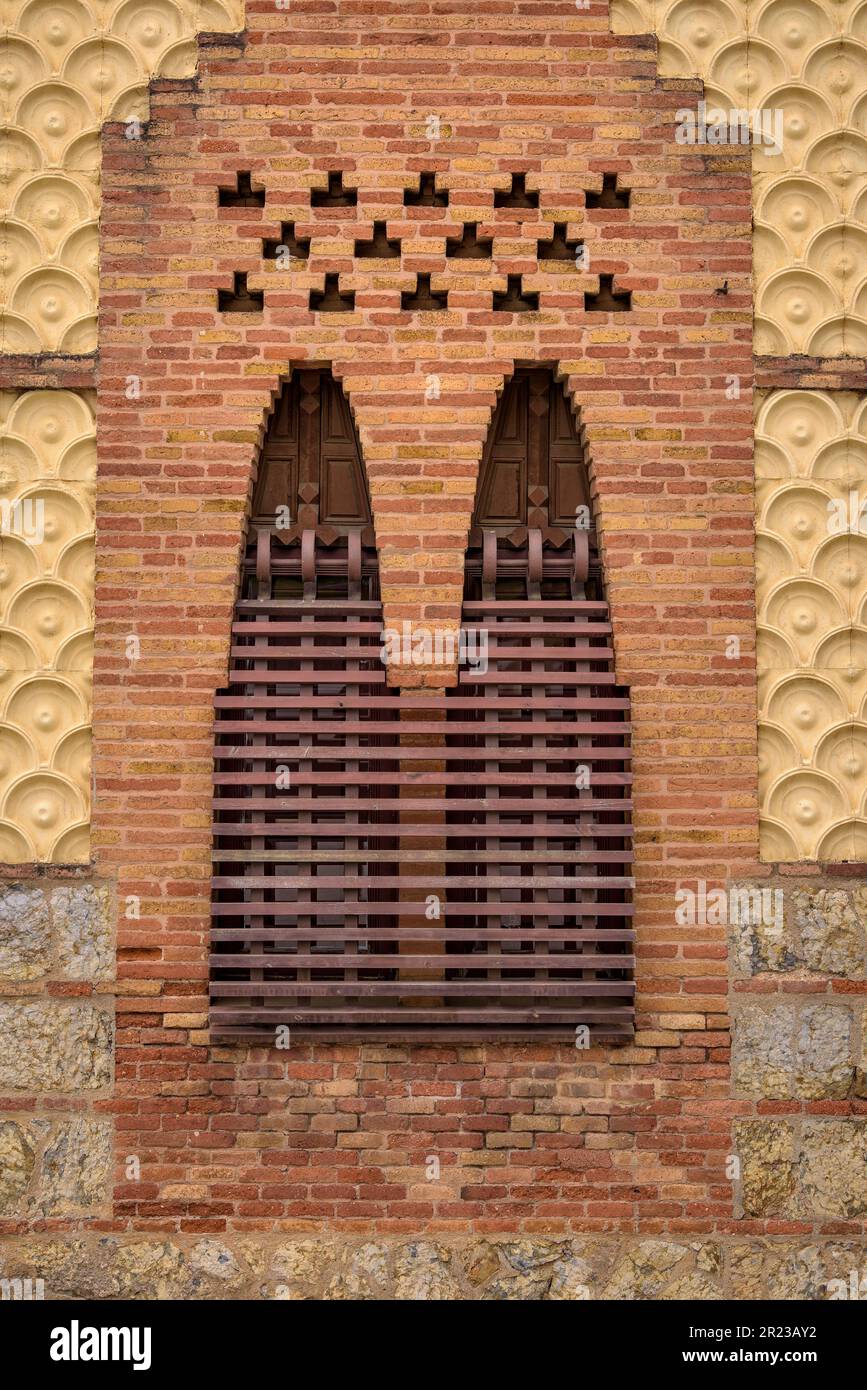 Particolare di una finestra dei padiglioni Güell, opera di Gaudí, con la caratteristica forma di un arco parabolico (Barcellona, Catalogna, Spagna) Foto Stock