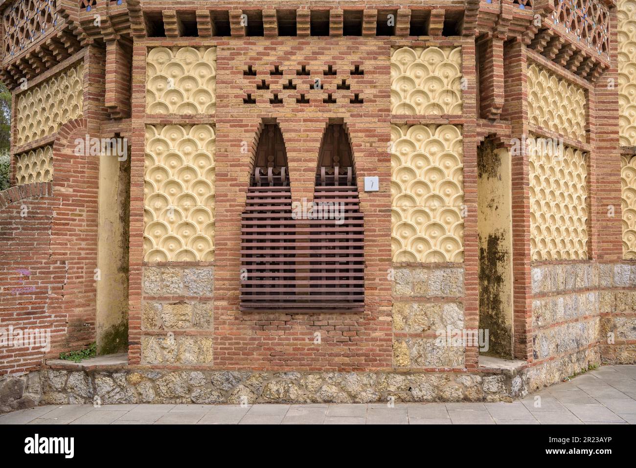 Particolare di una finestra dei padiglioni Güell, opera di Gaudí, con la caratteristica forma di un arco parabolico (Barcellona, Catalogna, Spagna) Foto Stock