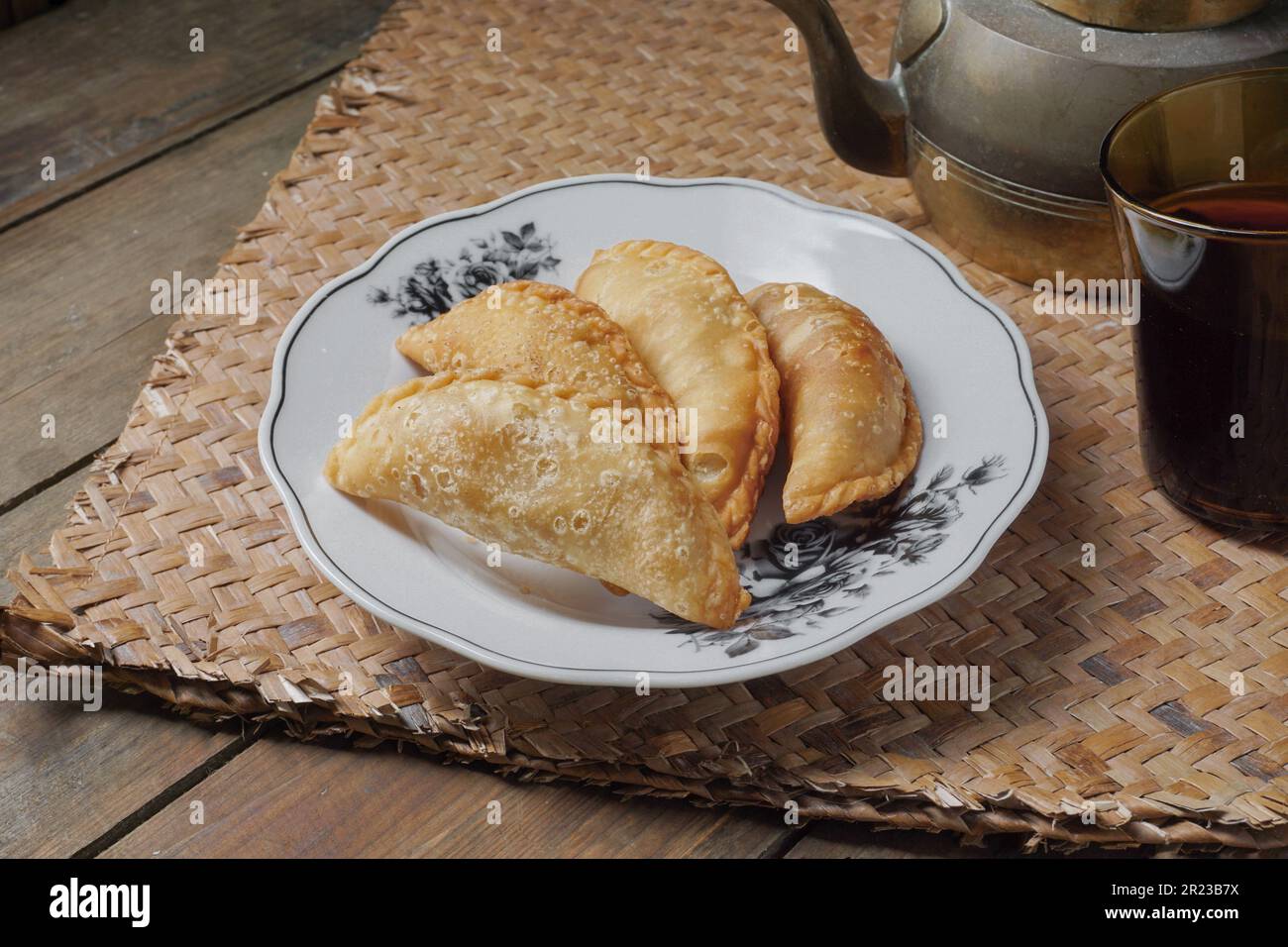 Puff di curry tradizionale o gente malese chiamata Karipap riempito con ripieno di patate Foto Stock