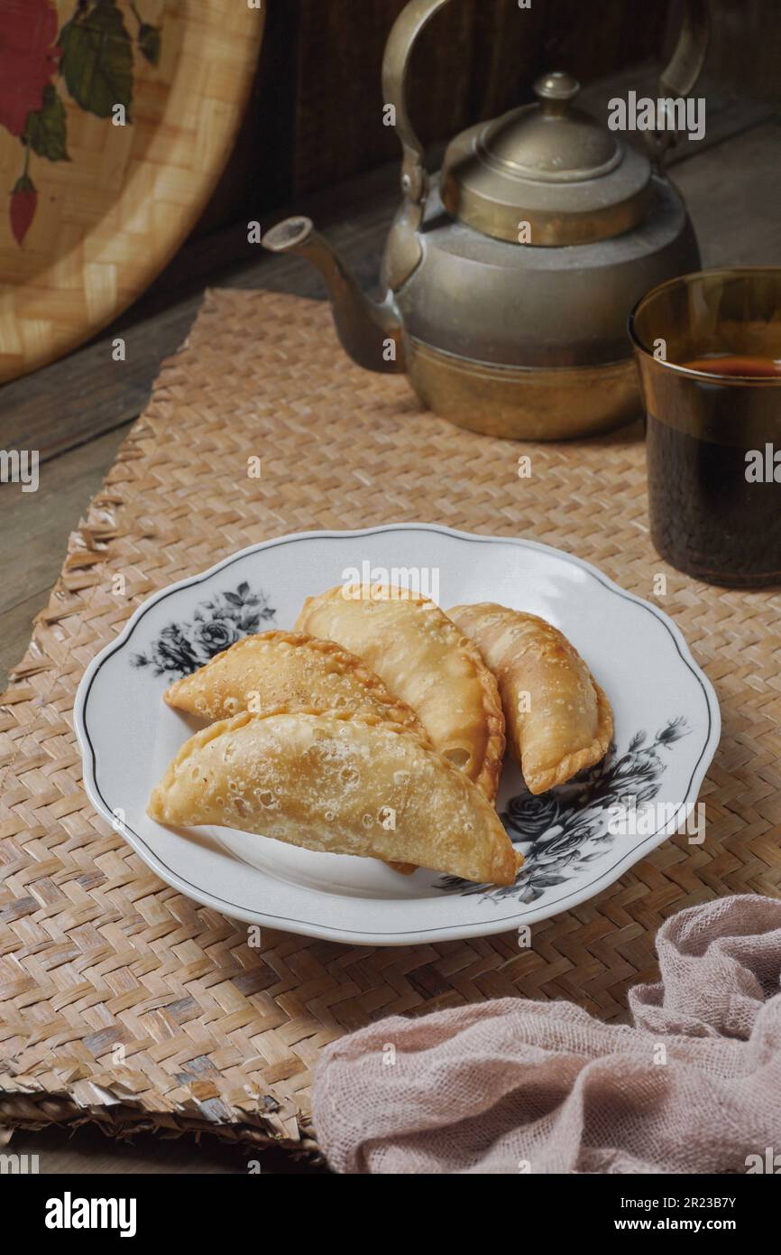 Puff di curry tradizionale o gente malese chiamata Karipap riempito con ripieno di patate Foto Stock