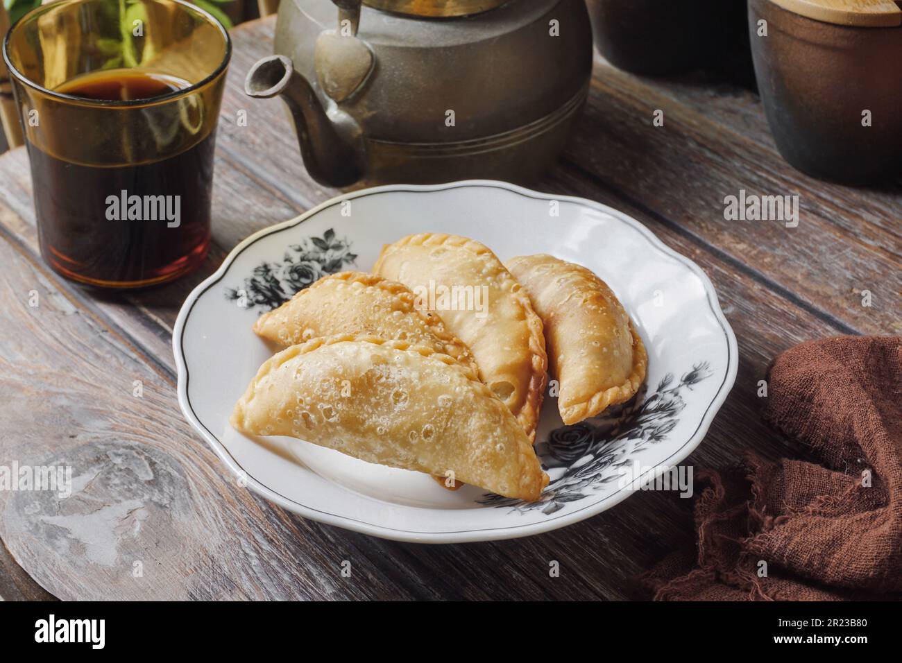 Puff di curry tradizionale o gente malese chiamata Karipap riempito con ripieno di patate Foto Stock